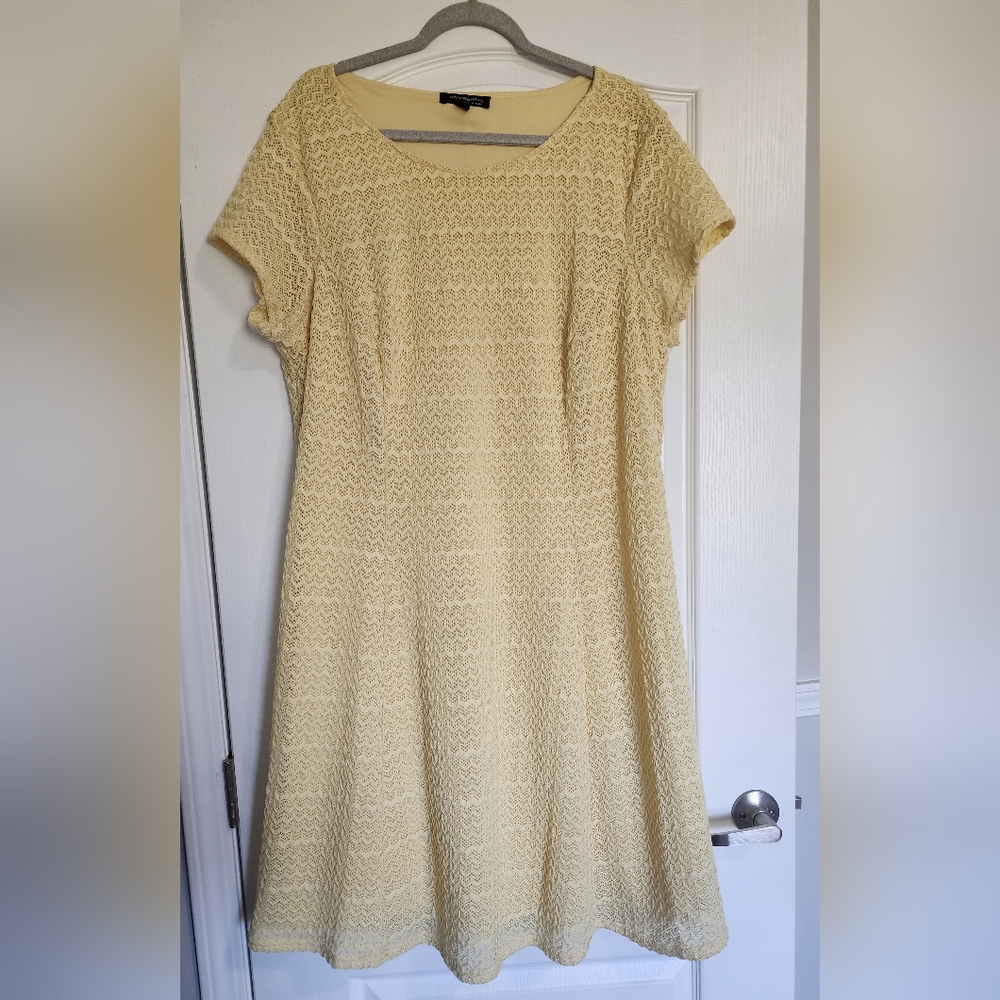 Sharagano woman 22W dress, light/pale yellow.